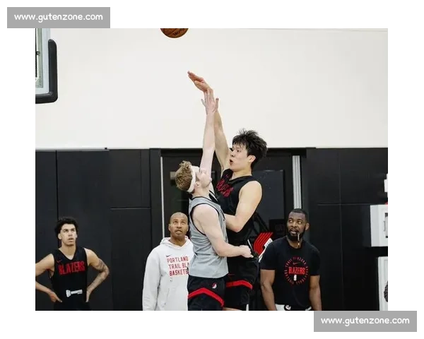 杨瀚森试训征服开拓者 主帅盛赞全场最佳 扣篮王之子无奈称难以招架